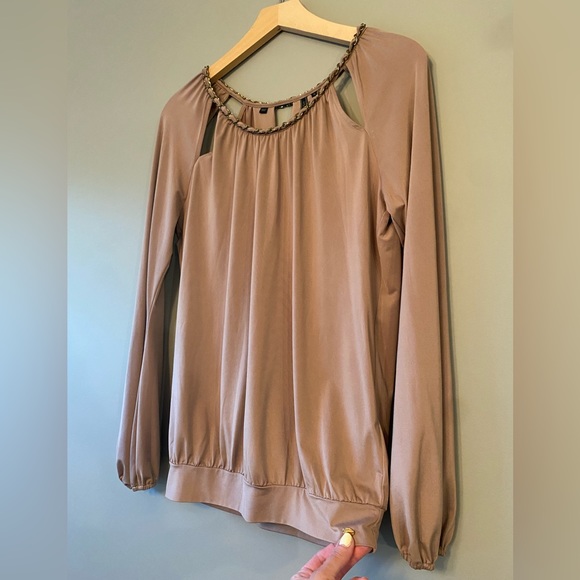 Guess Top with cut out and gold chain accents Small open back - Picture 2 of 5